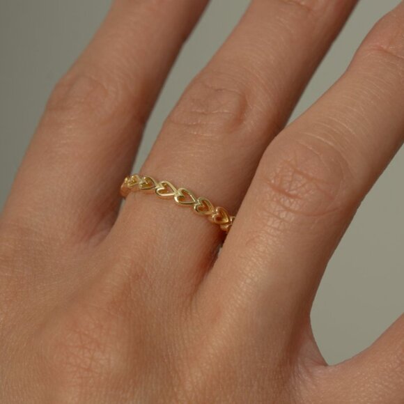 NWT Bella Eternity Heart Band Ring // 14kt Gold Vermeil (Size 6) - Picture 4 of 4